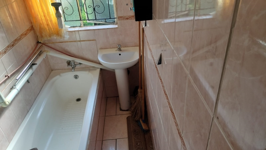 3 Bedroom Property for Sale in Molifi Tau Kloof Free State